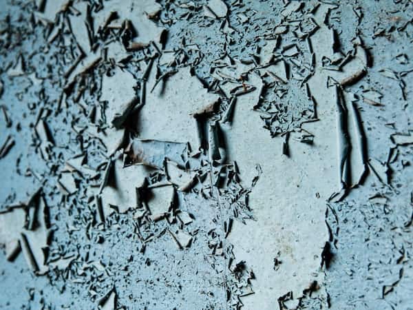 Why does spray paint crackle?